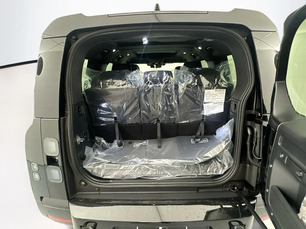New 2026 Santorini Black Land Rover X-Dynamic SE image 25