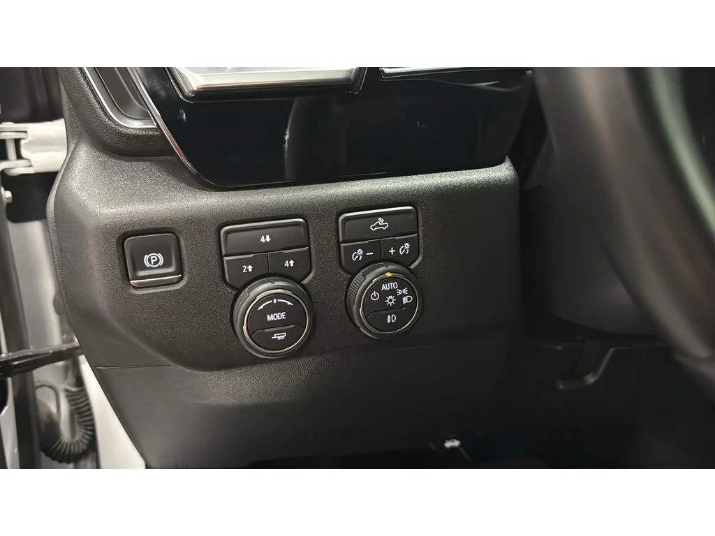 Used 2025 Summit White Chevrolet LT image 17