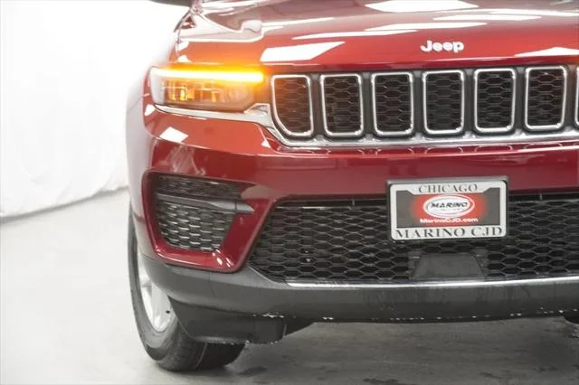 New 2026 Velvet Red Pearl-Coat Exterior Paint Jeep Laredo X image 6