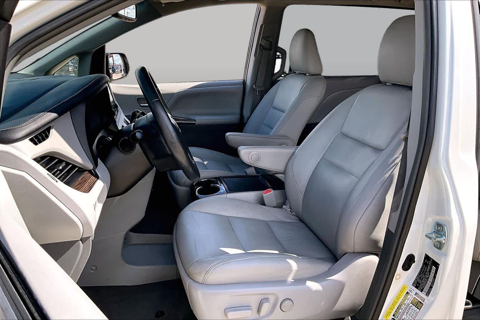 Used 2015 Blizzard Pearl Toyota XLE image 8