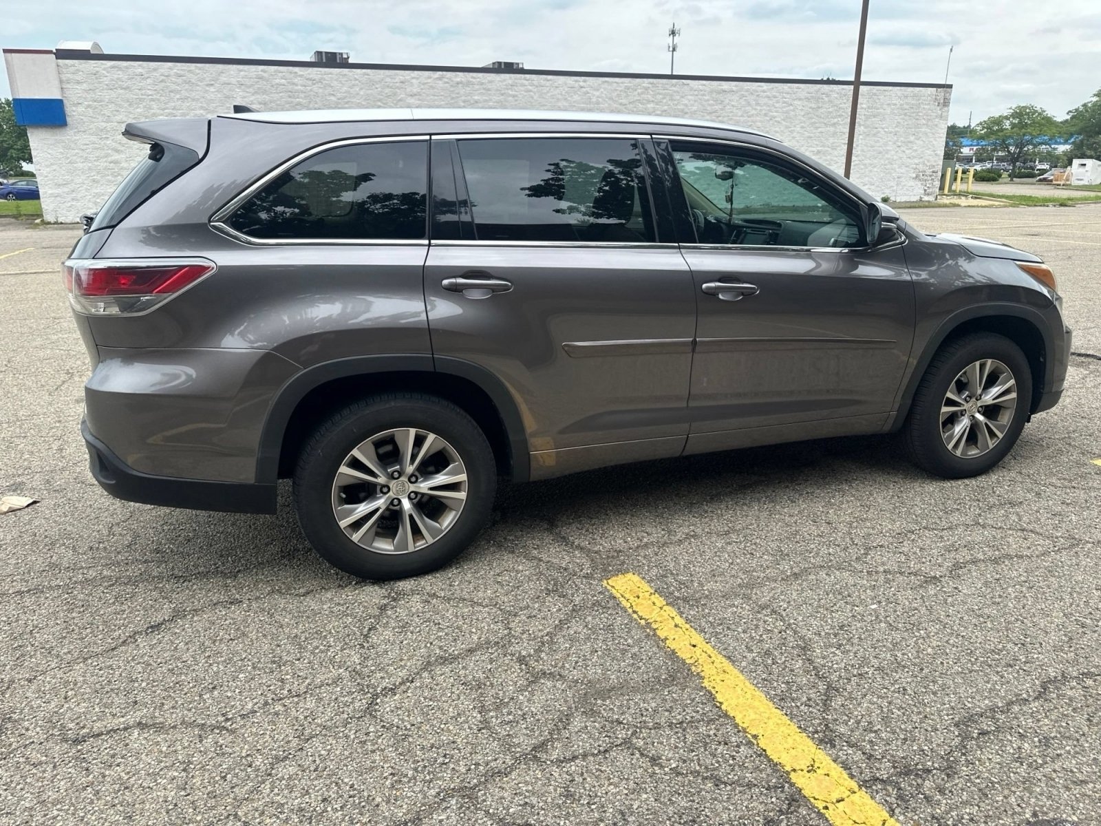 Used 2015 Predawn Gray Mica Toyota XLE image 17
