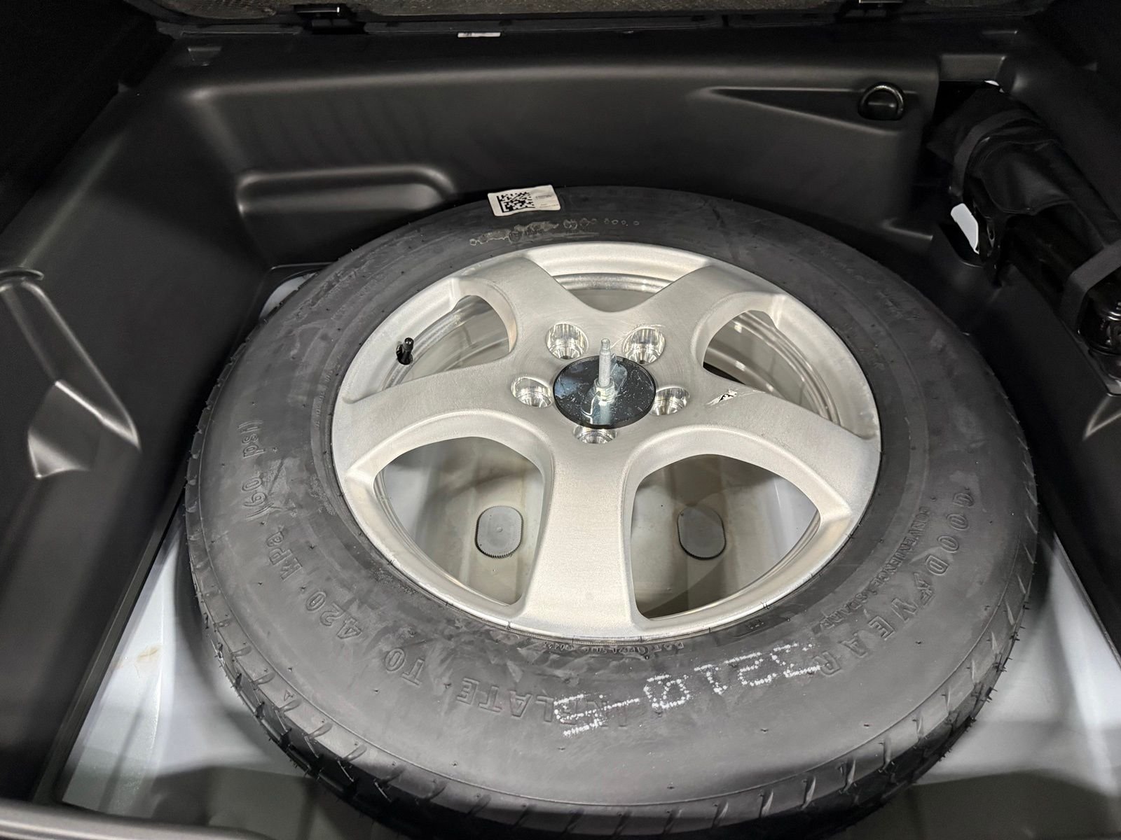 Used 2025 White Jeep Laredo image 10