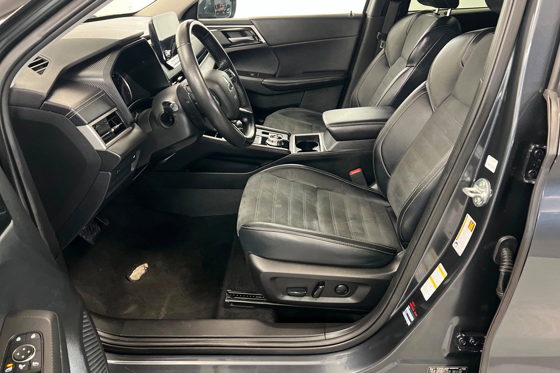 Used 2024 Silver Mitsubishi SE image 18