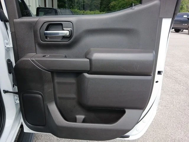 Used 2025 White Chevrolet Custom image 26