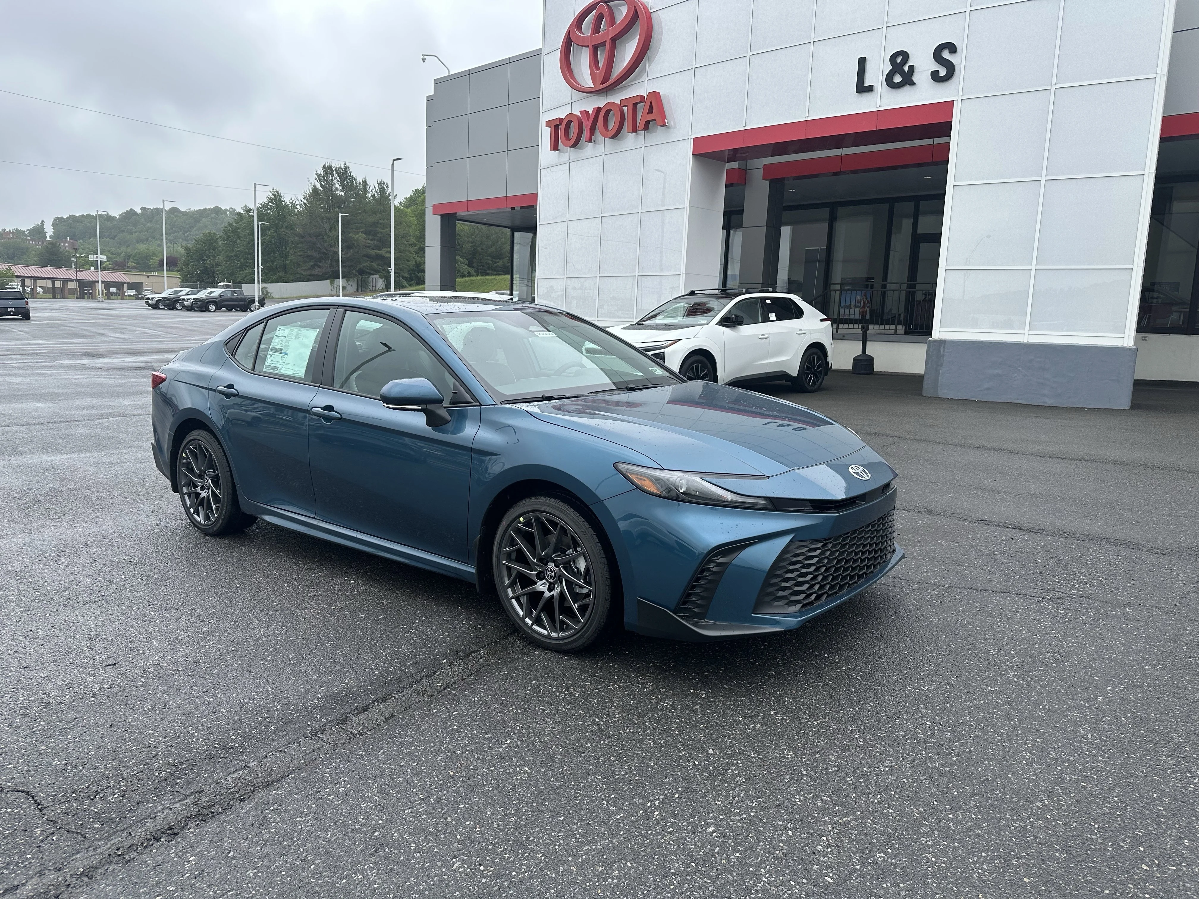 2026 Toyota Camry SE AWD Hybrid's photo