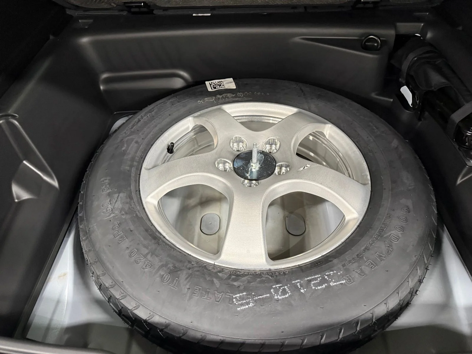 Used 2025 White Jeep Laredo image 10