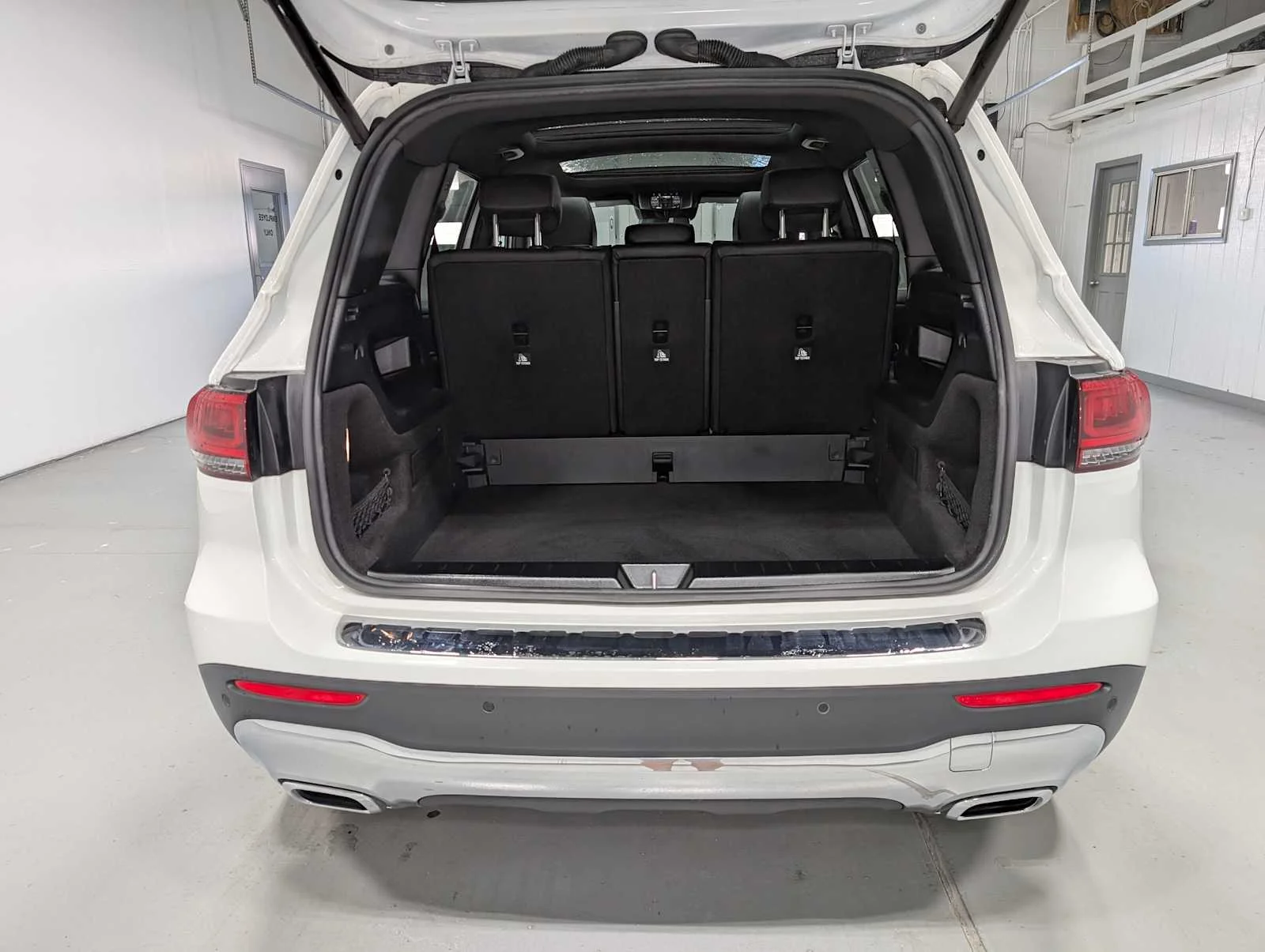 Used 2022 Polar White Mercedes-Benz GLB 250 image 34