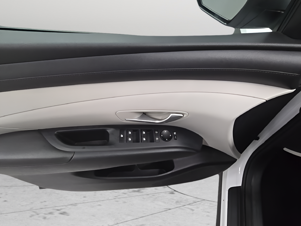 Used 2025 White Hyundai SEL image 10