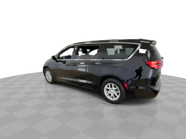 2026 Chrysler Pacifica Select, photo 7 of 12