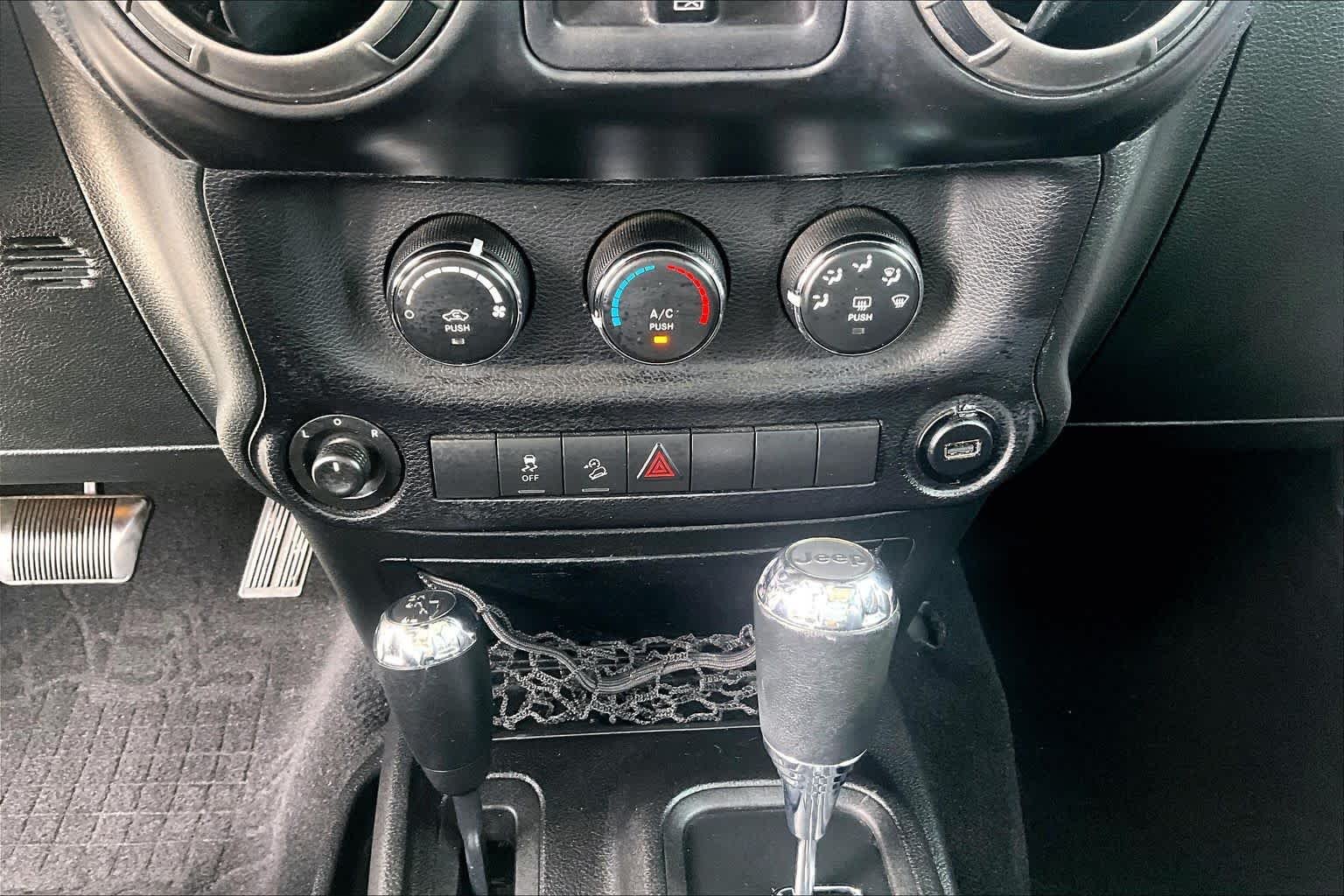 Used 2014 Bright White Clearcoat Jeep Sport image 32