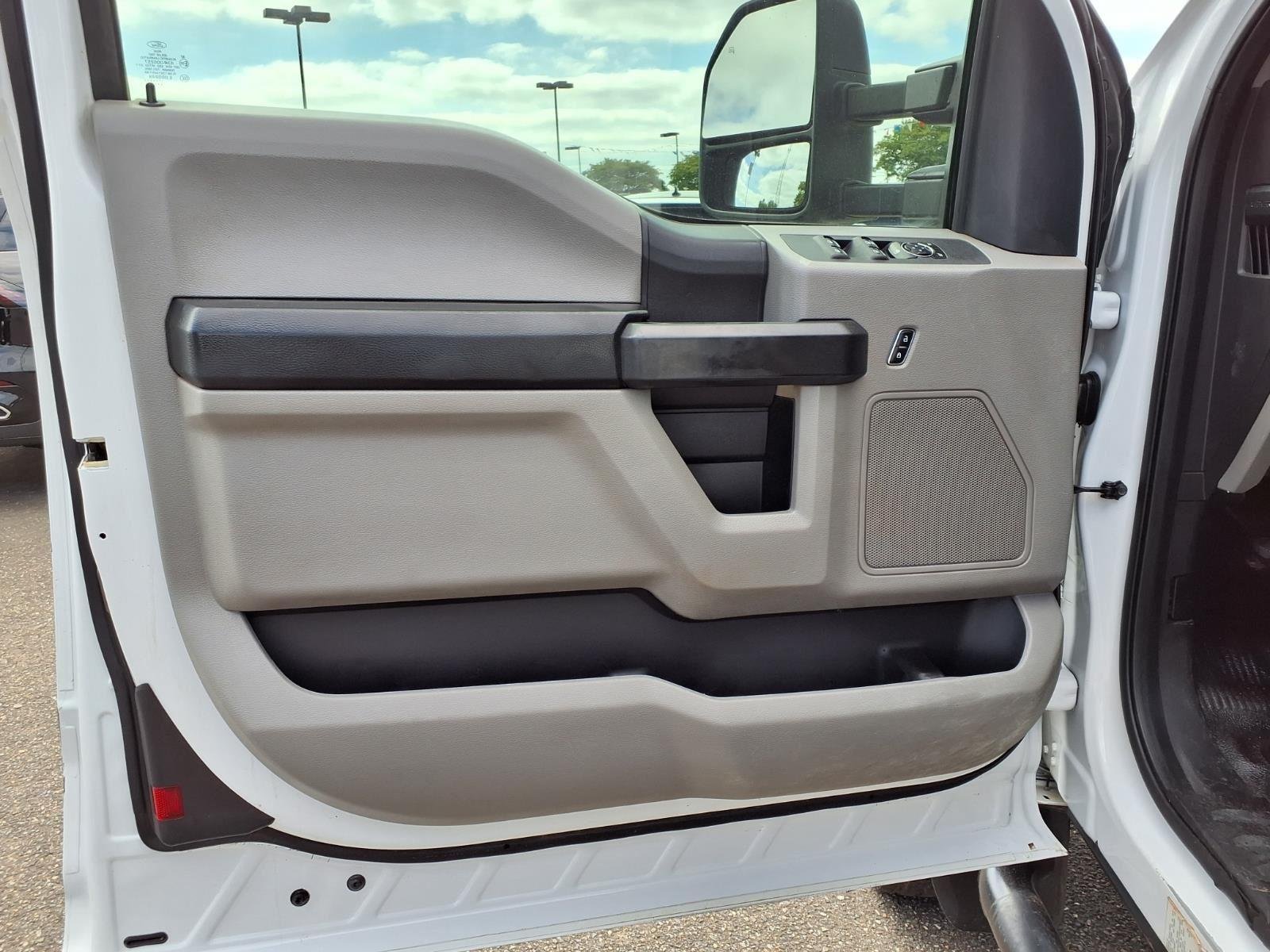 Used 2017  Ford XL image 26