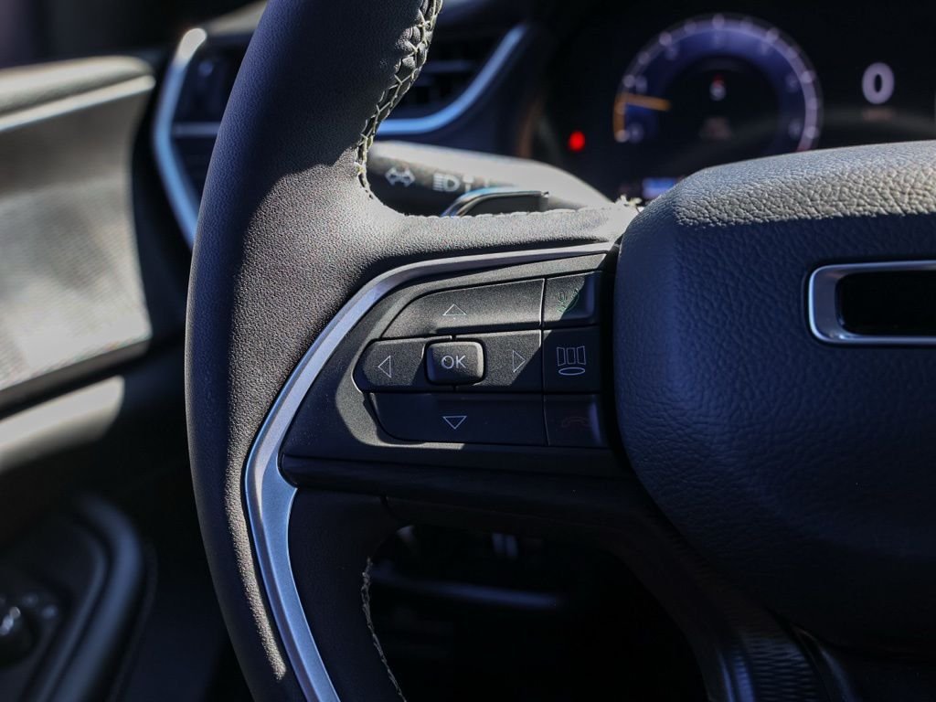 New 2026 Diamond Black Crystal Pearl-Coat Exterior Paint Jeep Laredo image 25