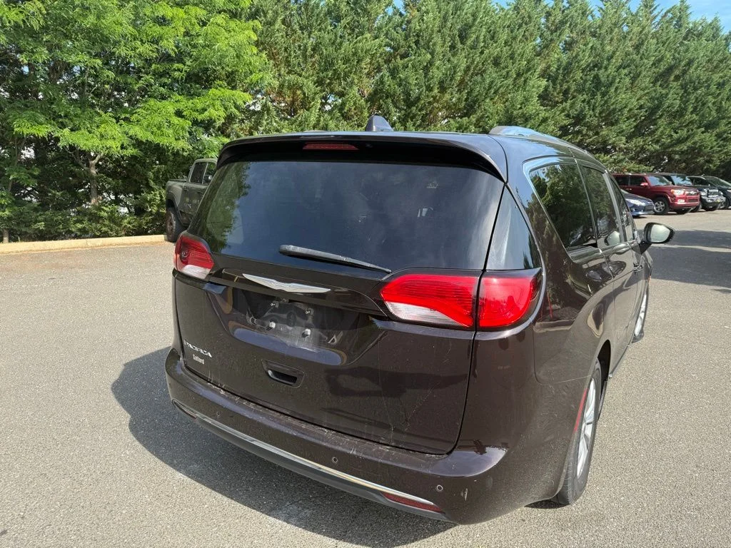 Used 2018  Chrysler Touring L image 3