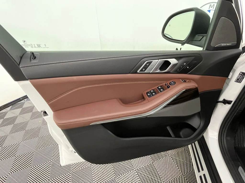 Used 2025 White BMW xDrive40i image 26