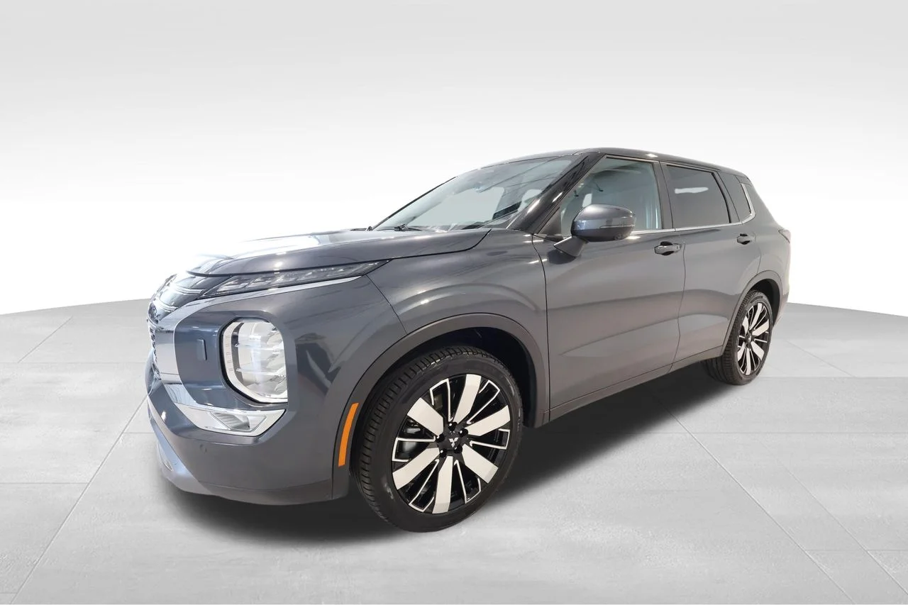 Used 2025 Gray Mitsubishi SE image 8