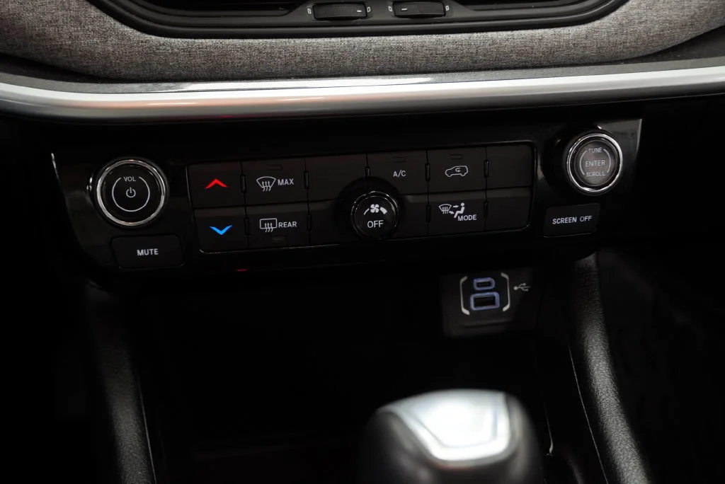 Used 2022 Bright White Clea Jeep Latitude image 27