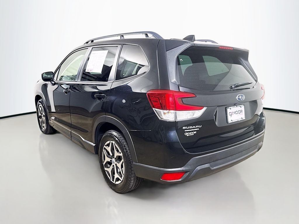 Used 2022 Crystal Black Silica Subaru Premium image 5