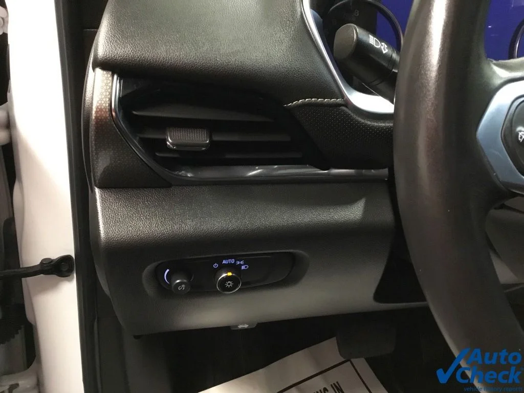 Used 2022 White Chevrolet Premier image 23