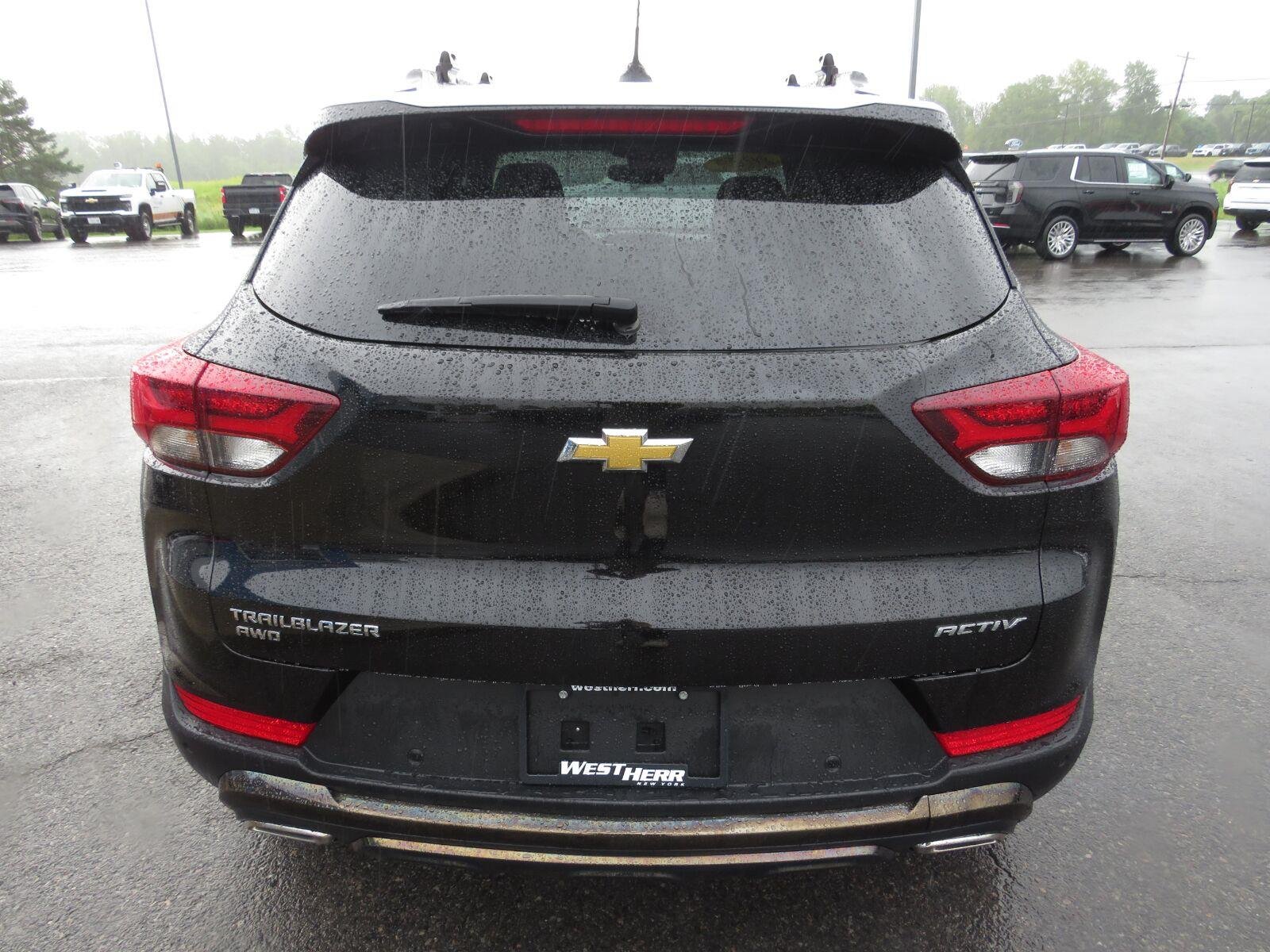 Used 2022 Mosaic Black Metallic Chevrolet ACTIV image 8