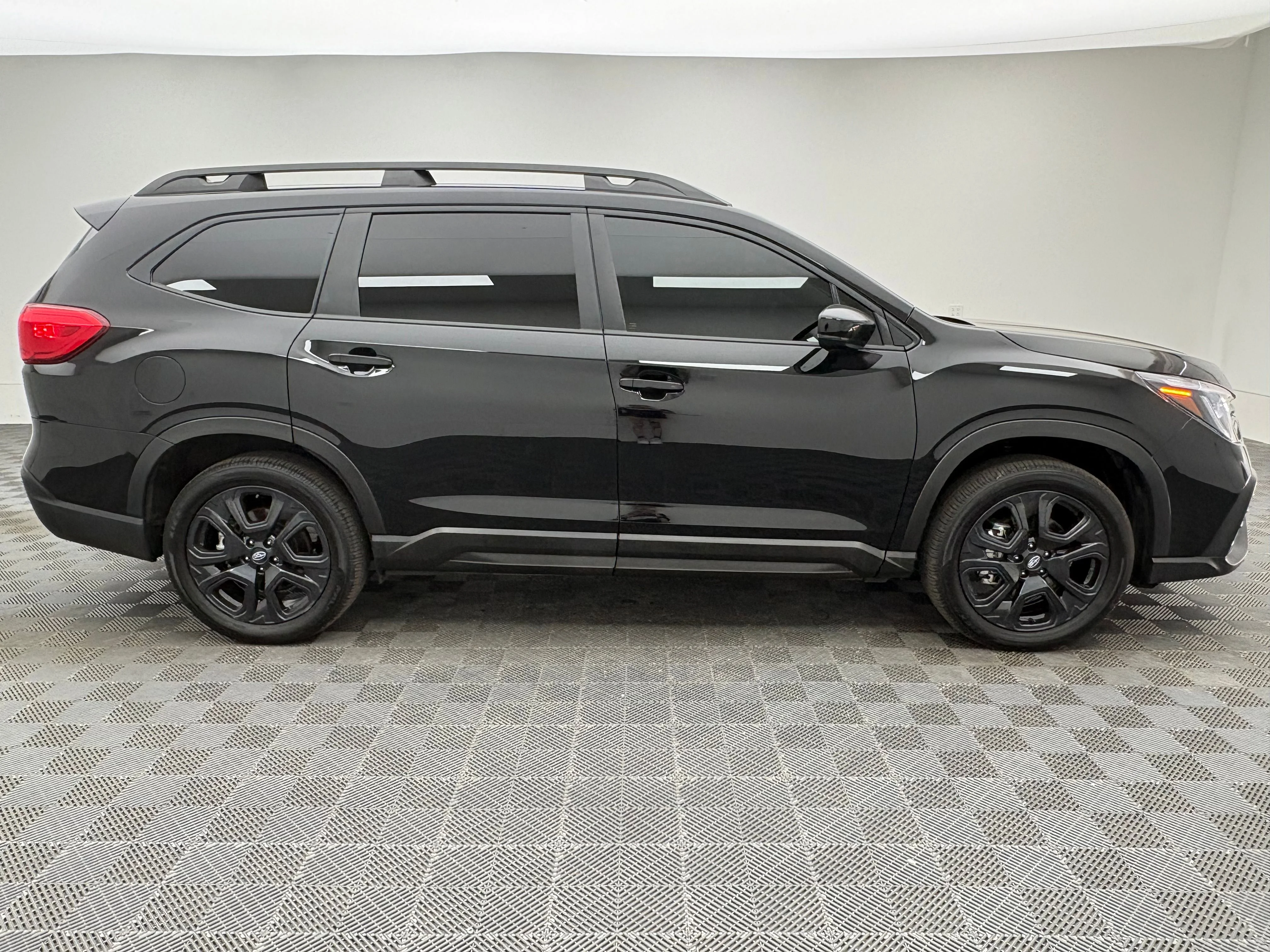 Used 2025 Crystal Black Silica Subaru Onyx Edition image 7