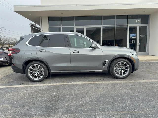 New 2026 Skyscraper Grey Metallic BMW xDrive50e image 2