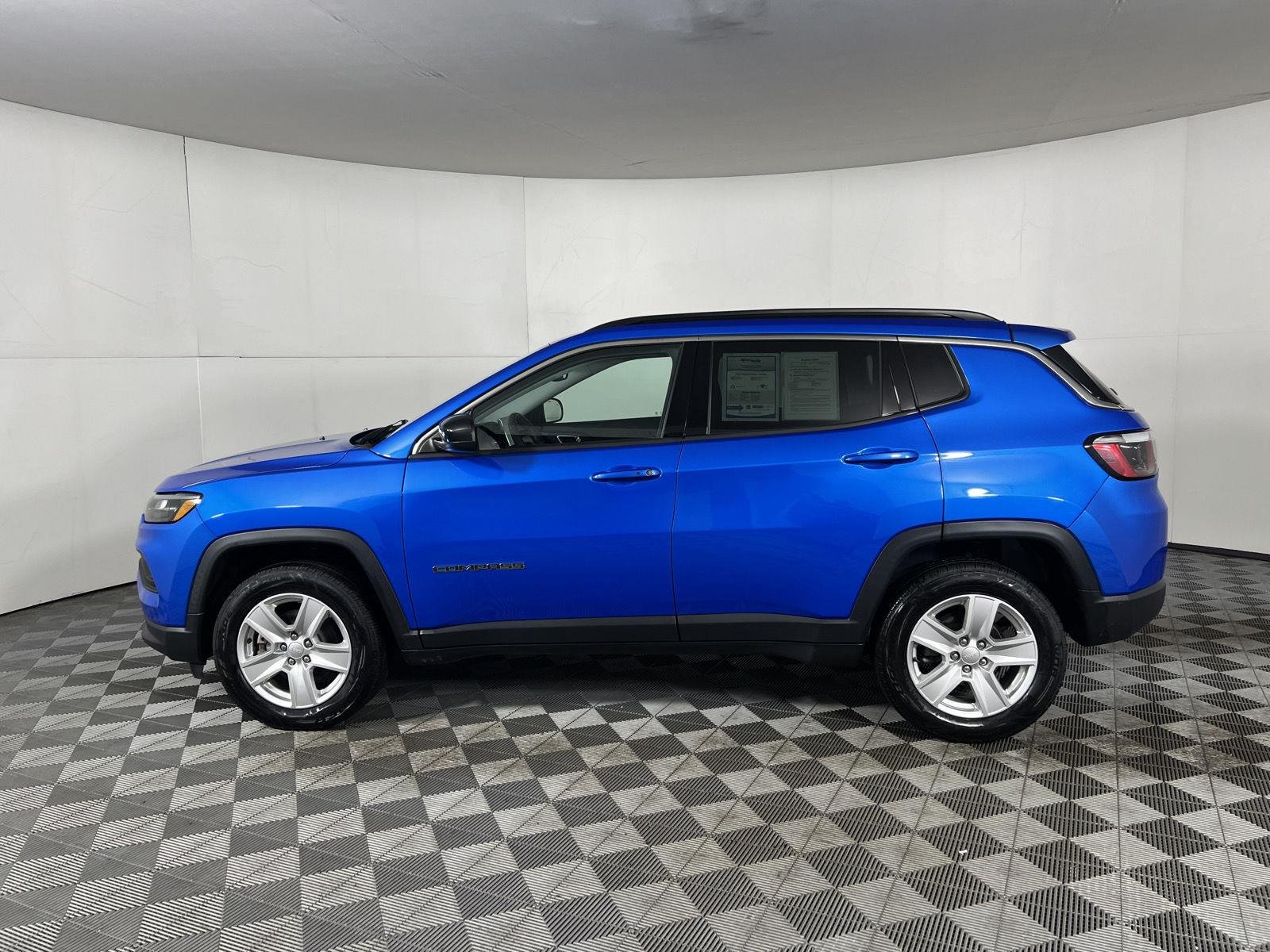 Certified Used 2022 Laser Blue Pearlcoat Jeep Latitude image 4