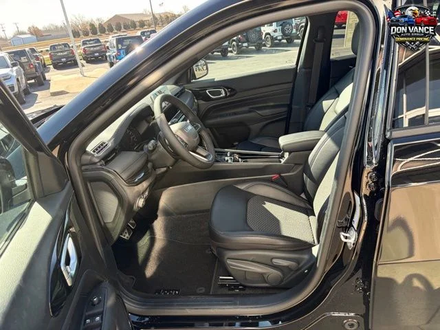 New 2026 Diamond Black Crystal Pearlcoat Jeep Latitude image 11