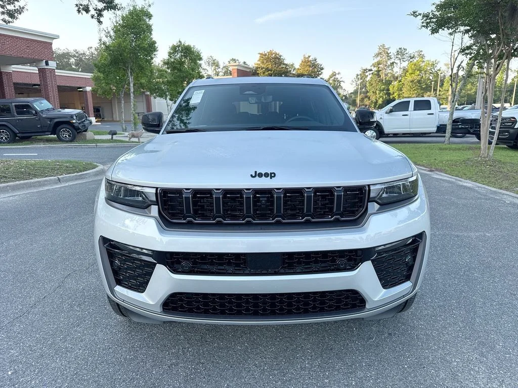 New 2026 Silver Zynith Exterior Paint Jeep Limited image 9