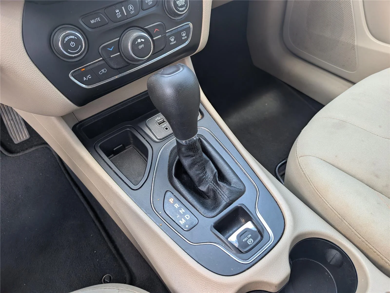 Used 2019 Velvet Red Pearlcoat Jeep Latitude image 18