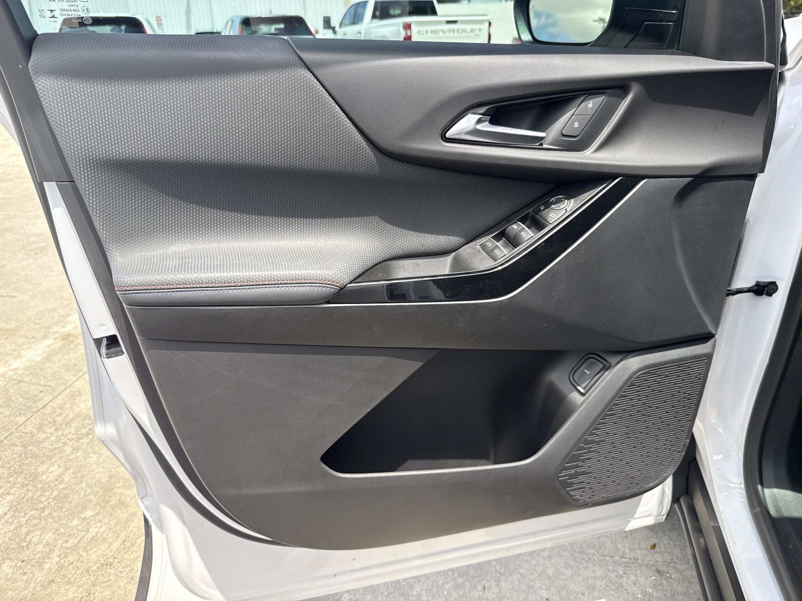 Used 2025 Iridescent Pearl Tricoat Chevrolet FWD RS image 16
