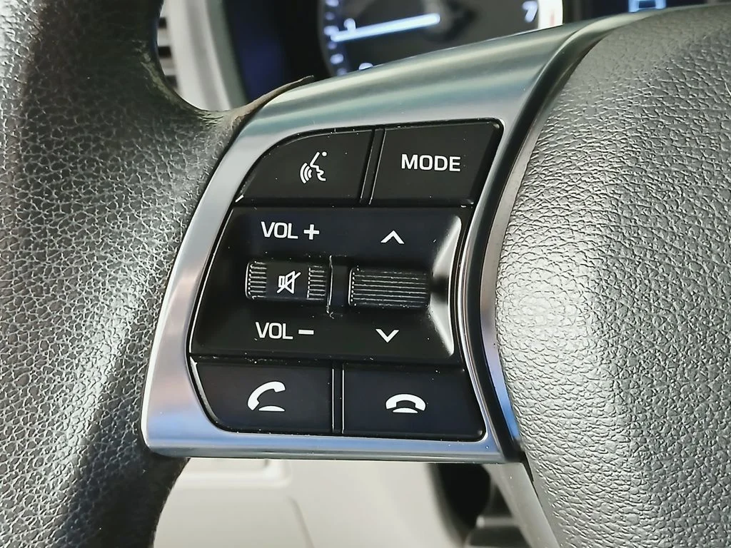 Used 2018 White Hyundai SE image 25