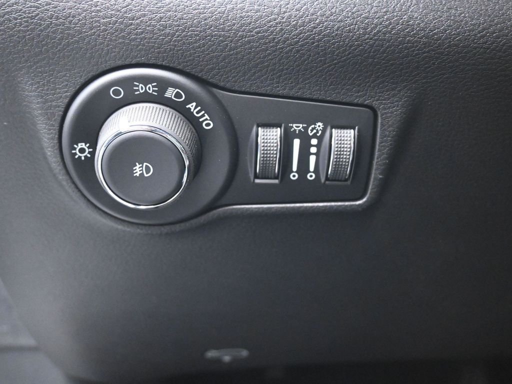 New 2026 Bright White Clear-Coat Exterior Paint Jeep Latitude image 21