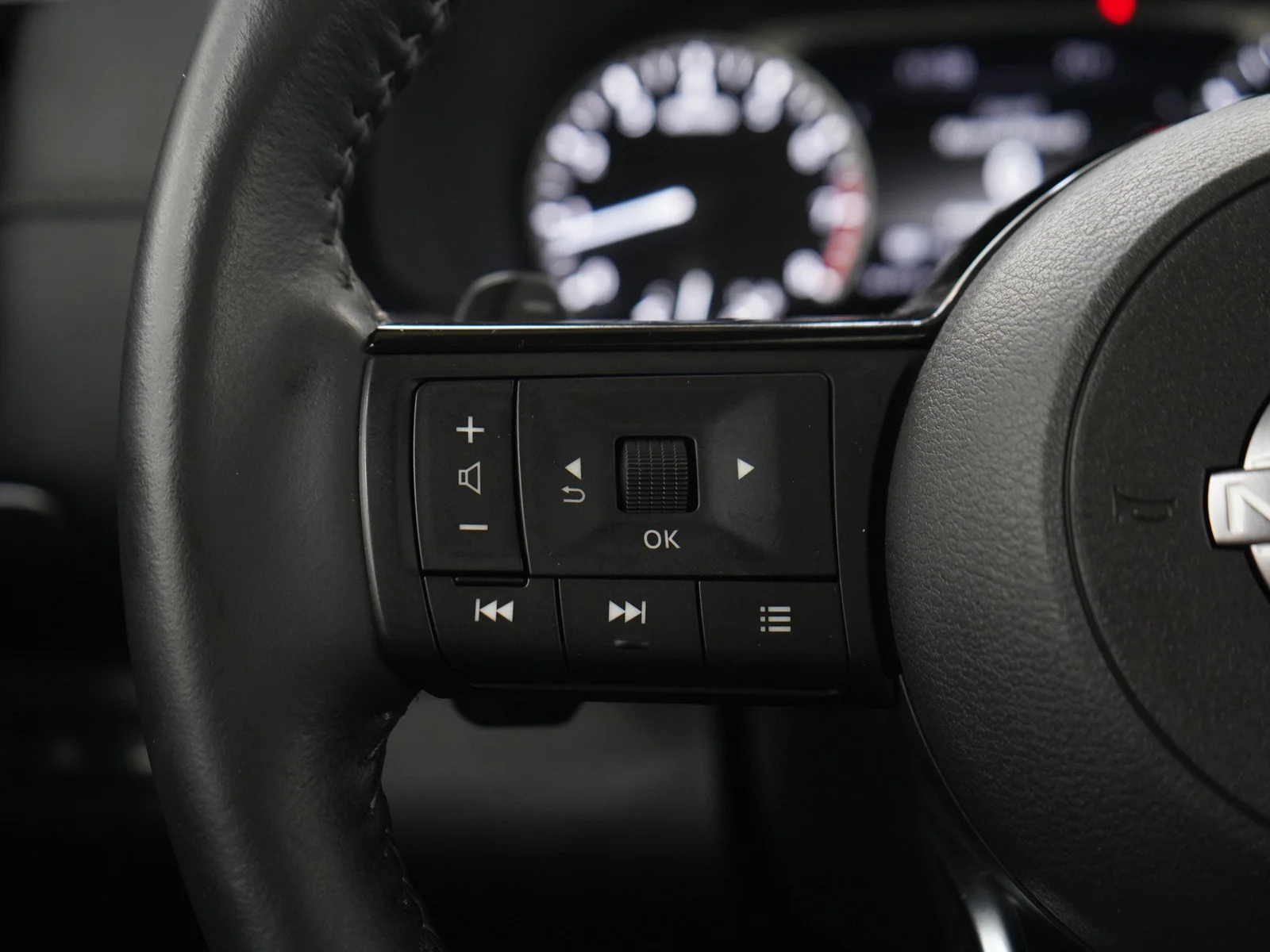 Used 2023 Pearl White Tricoat Nissan SL image 27