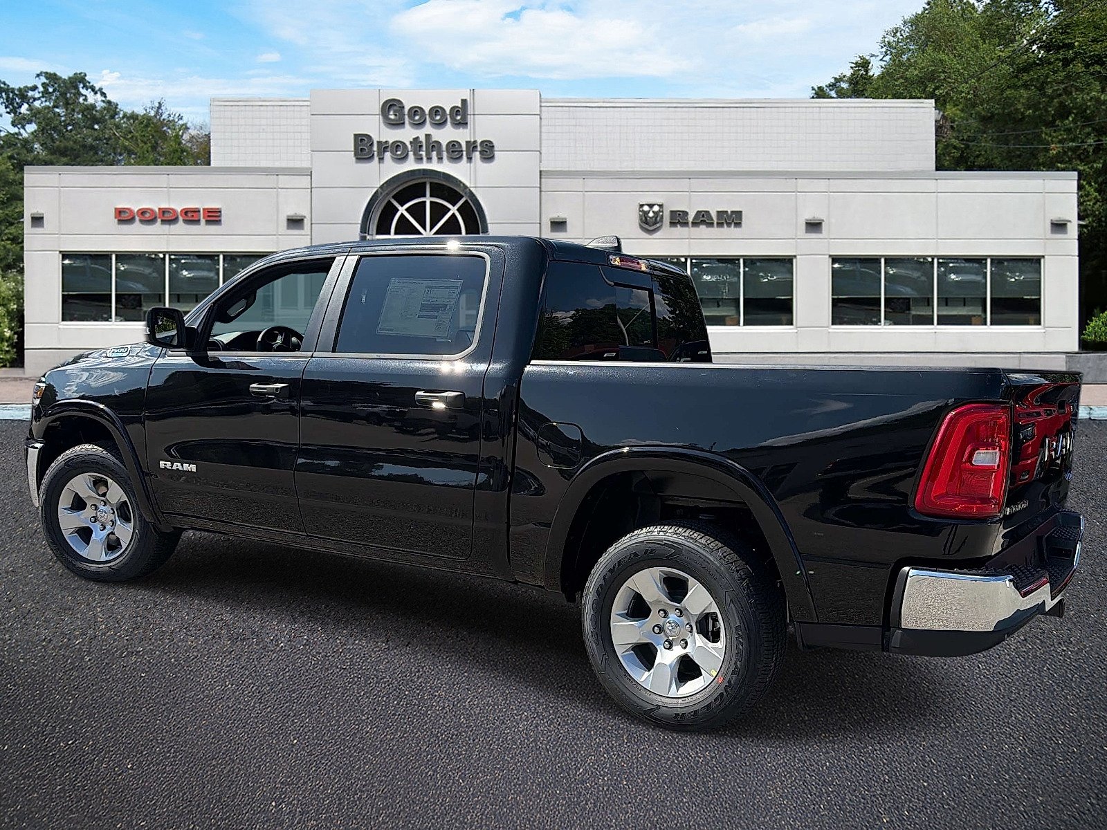 New 2027 Diamond Black Crystal Pearl-Coat Exterior Paint RAM Big Horn Crew Cab 4x4 5