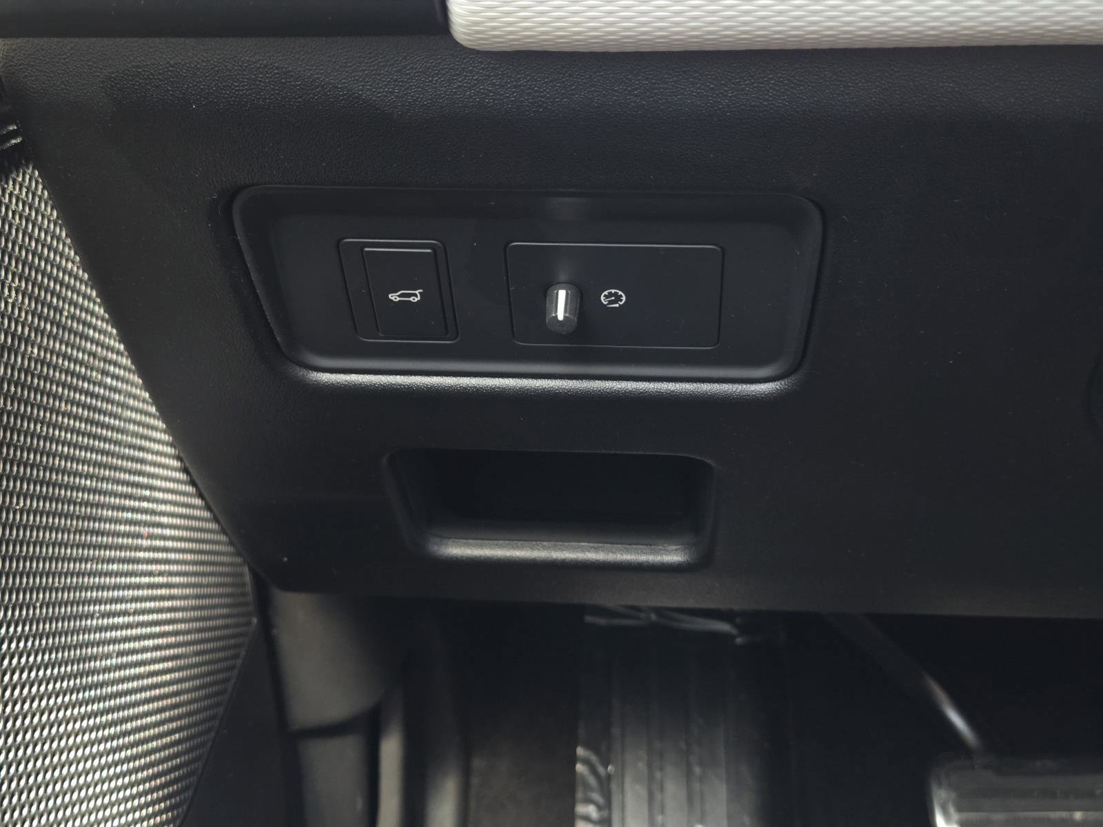 Used 2025 Fuji White Land Rover Dynamic SE image 19