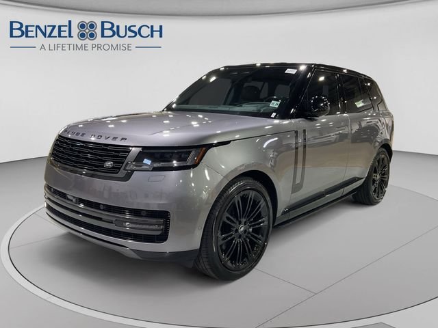 Used 2024 Gray Land Rover SE image 1