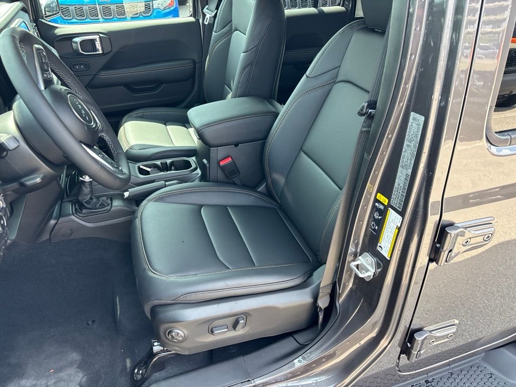 New 2027 Granite Crystal Metallic Clearcoat Jeep Sahara image 8