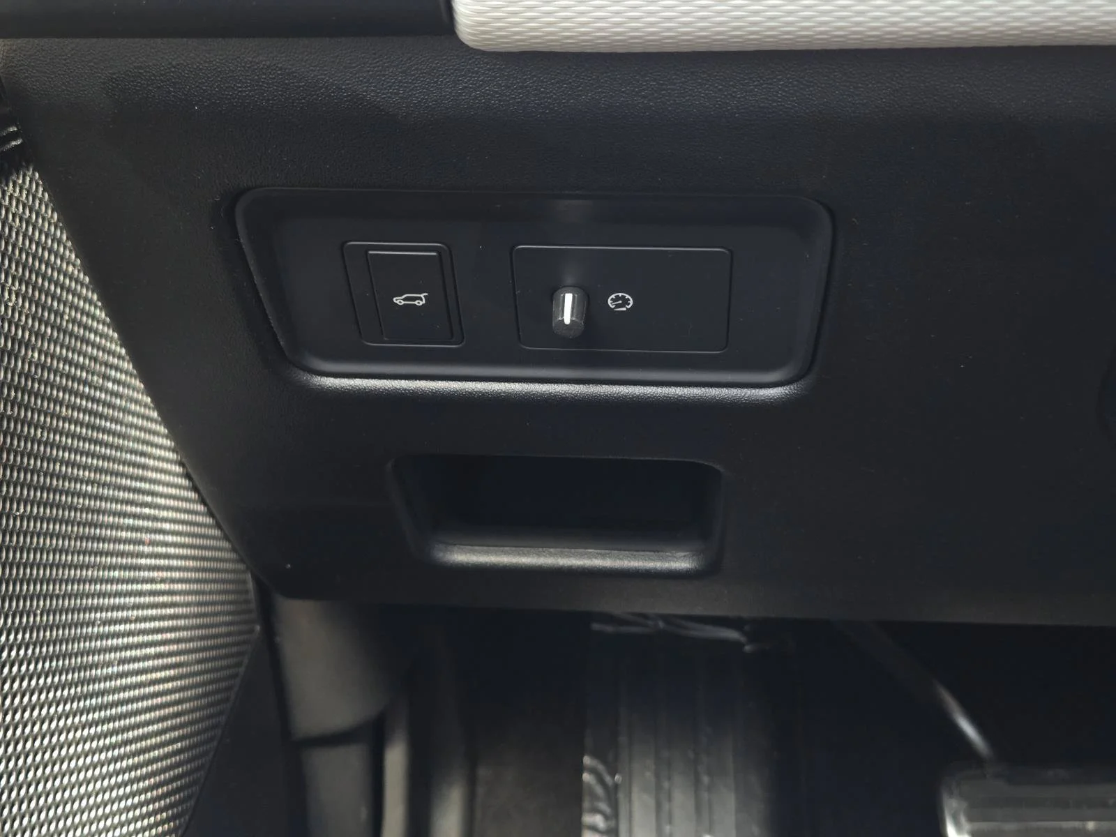 Used 2025 Fuji White Land Rover Dynamic SE image 19