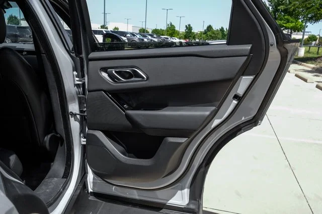 Used 2025  Land Rover Dynamic SE image 55