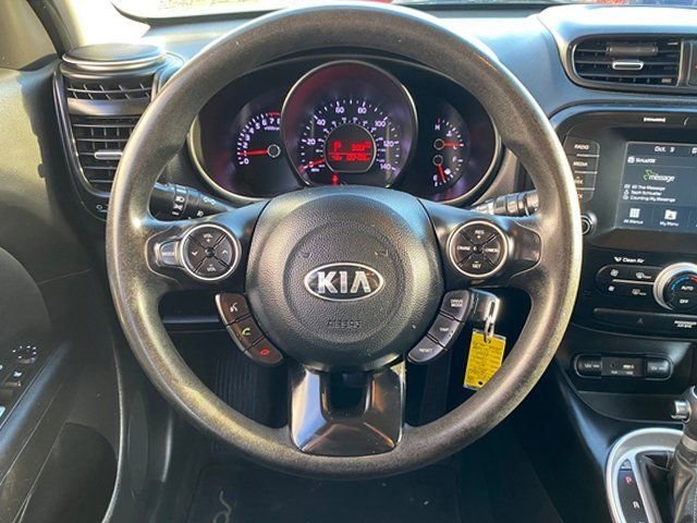 Used 2019  Kia + image 8