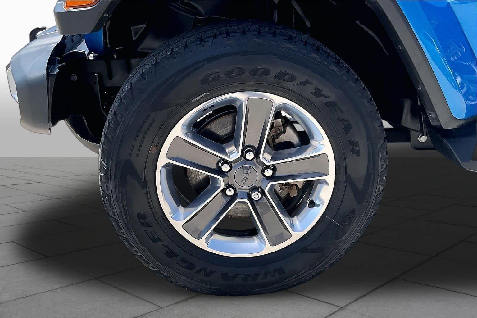 Used 2022 Hydro Blue Pearlcoat Jeep Unlimited Sahara image 10