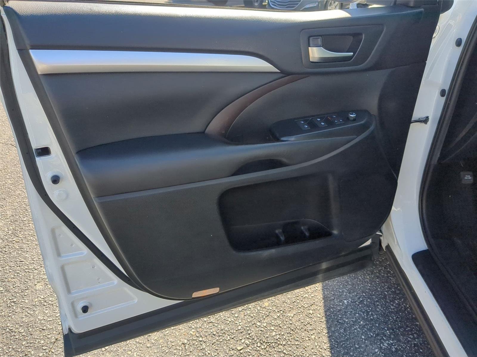 Used 2019  TOYOTA  image 15