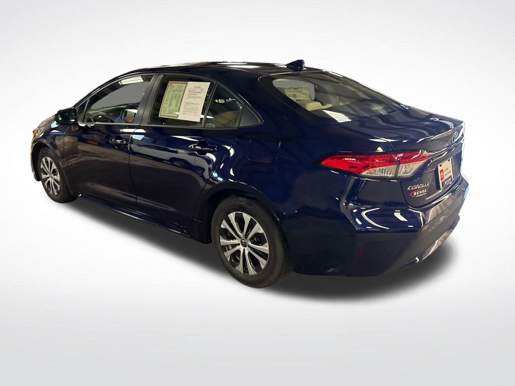 Used 2022  Toyota LE image 3