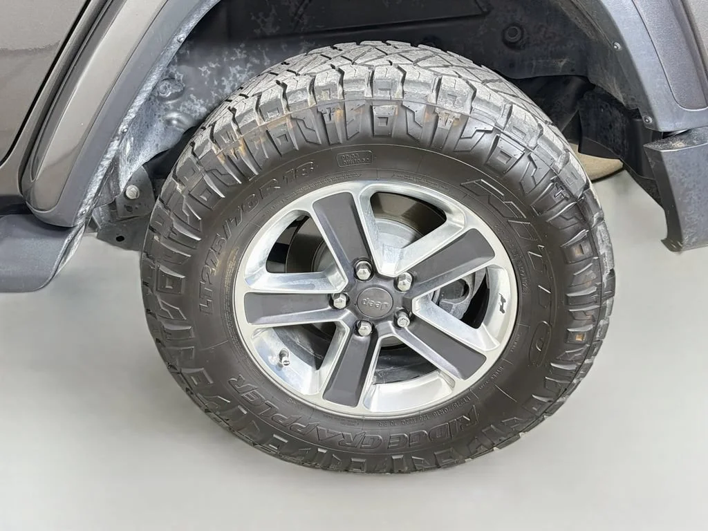 Used 2019 Granite Crystal Jeep Sahara image 27
