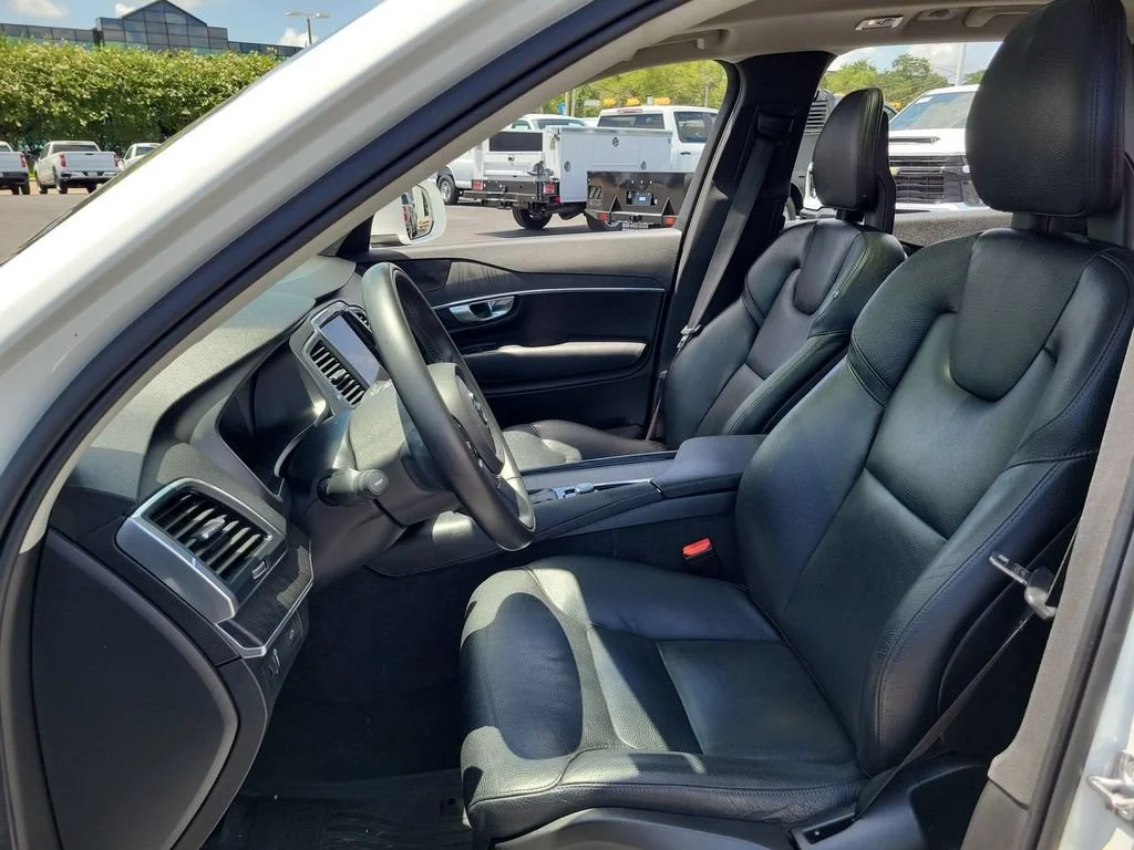 Used 2020 White Volvo T6 Momentum 7 Passenger image 17