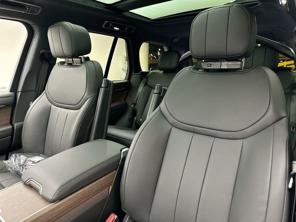 New 2026 Ostuni Pearl White Land Rover SE image 10