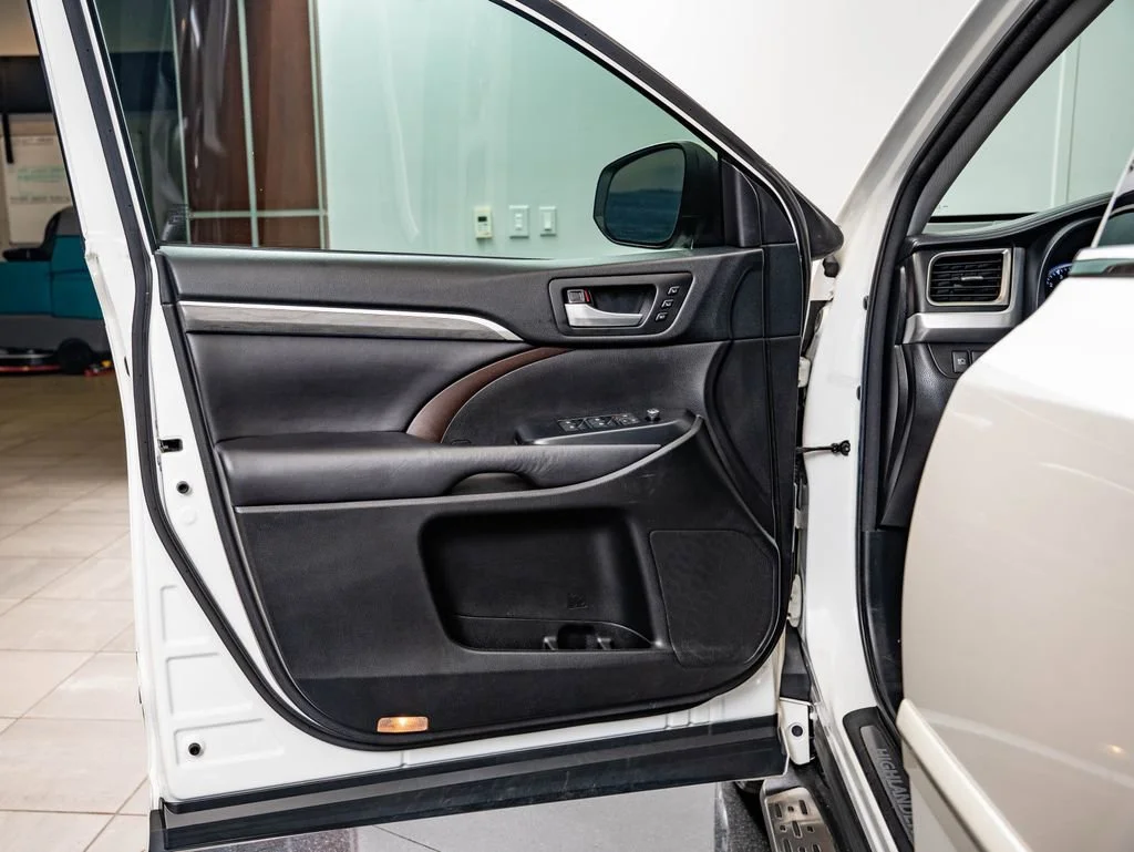 Used 2017 Blizzard Pearl Toyota Limited image 28