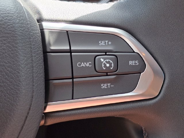 New 2026 Diamond Black Crystal Pearl-Coat Exterior Paint Jeep Latitude image 17