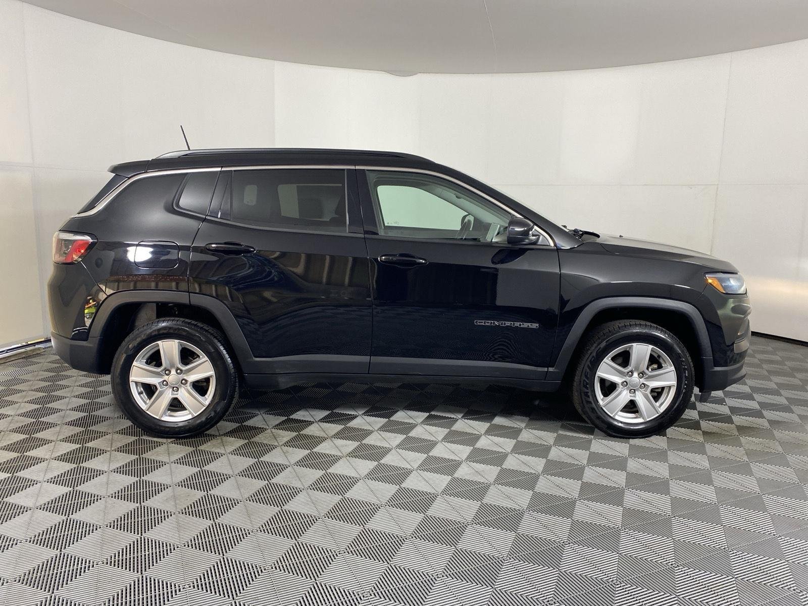 Used 2022 Diamond Black Crystal Pearlcoat Jeep Latitude image 4