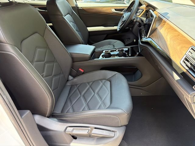 Used 2025  Volkswagen 2.0T SE w/Technology image 13